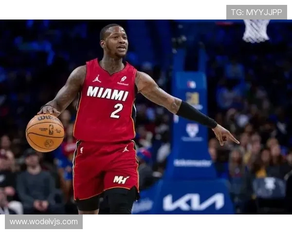 美媒发布AI合成图罗齐尔庭审前手铐黄蜂连帽衫造型引关注